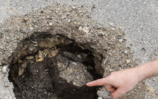 Buche e rattoppi: a Leini il maltempo riaccende il caso strade