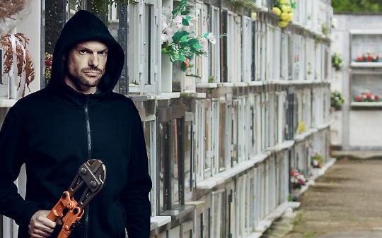 Ladri tra le tombe: a Settimo Torinese smontano le lapidi dei morti