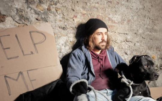 Lui e la sua cagnolina, insieme contro tutto: ora rischiano la strada