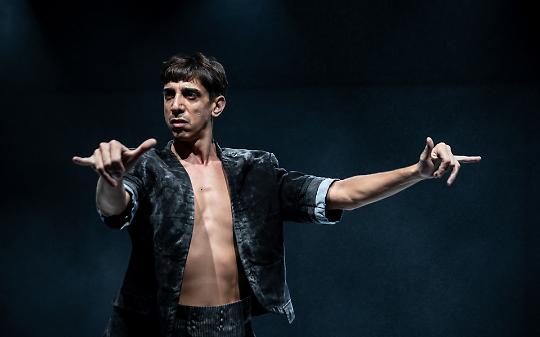 "All About Adam&rdquo; - una scena dello spettacolo