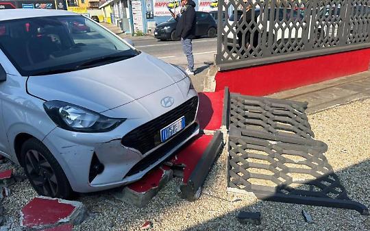 Auto sfonda il cancello