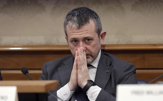 Il caso della bisteccheria, spiegato senza sconti: affari, foto e imbarazzi politici