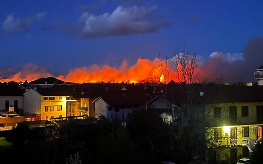 L'incendo visto da Nole (foto di Valentino Borella)