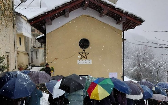 La cappella dell'Annunziata di Fornelli sotto la neve