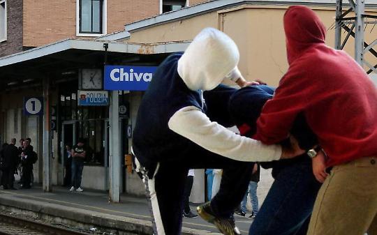 Stazione di Chivasso, &egrave; di nuovo caos: maxi rissa per un monopattino, sicurezza fuori controllo