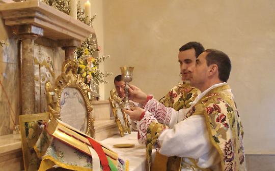 Il vescovo chiude la porta ai fedeli in processione. Chi sono "quelli" del Priorato San Carlo di Montalenghe