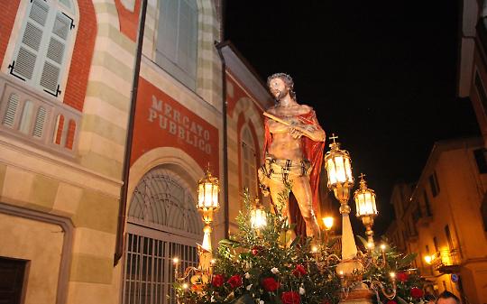 Vercelli si ferma per la Processione delle Macchine: il Venerd&igrave; Santo tra fede e tradizione