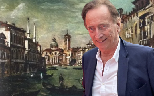 Il giornalista Amedeo Goria con il quadro "Venezia" di Giorgio De Chirico