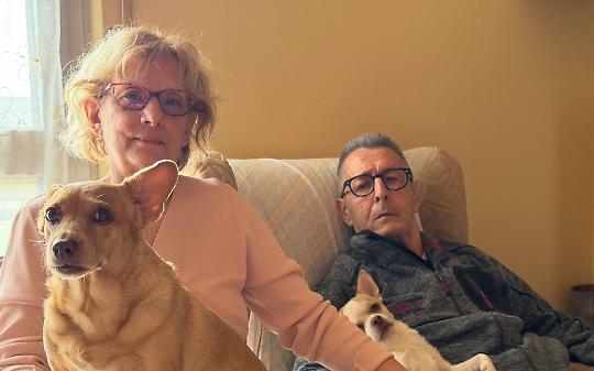 &ldquo;Mio marito invalido &egrave; condannato all&rsquo;ergastolo&rdquo;: da oltre un anno chiusi in casa al terzo piano senza ascensore (VIDEO)