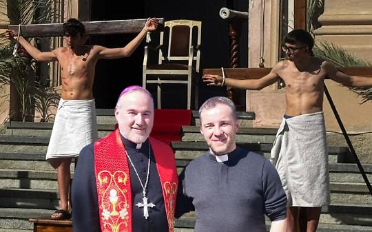 A Torrazza Piemonte la Via Crucis dei giovani emoziona: sorpresa con il vescovo Salera