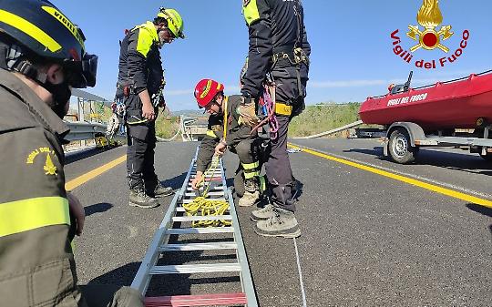 Auto sfonda la recinzione e precipita nel Sangone: paura a Beinasco