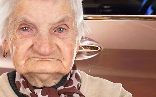 Finta strisciata all&rsquo;auto per truffare un&rsquo;anziana: la nonnina non ci casca e il raggiro fallisce