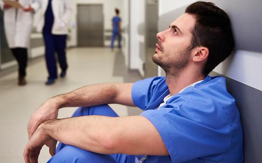 Gli infermieri alzano la voce: "Non siamo disponibili a lavorare gratis. Il tempo del dialogo &egrave; finito"