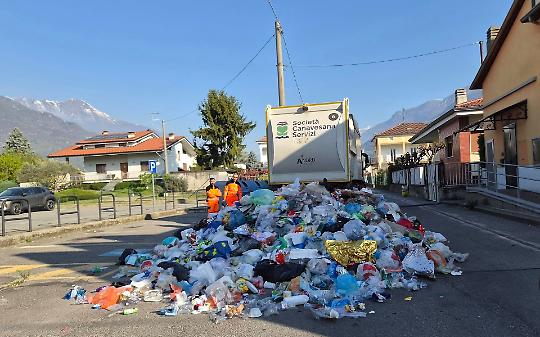 Rifiuti sull&rsquo;asfalto 