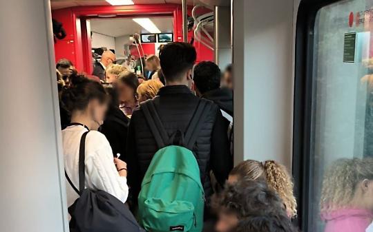 Inferno sulla linea Torino-Milano. Pi&ugrave; di 200 passeggeri in viaggio da 6 ore fermi alla stazione di Vercelli