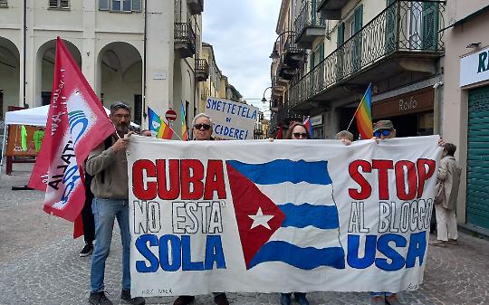Cuba soffoca, Ivrea scende in piazza