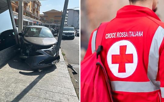 Perde il controllo dell&rsquo;auto e si schianta contro un bar: malore alla guida a Settimo Torinese