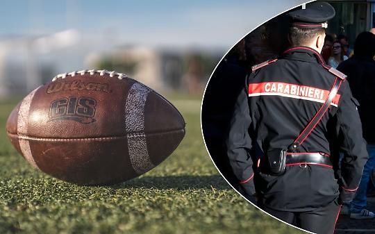 Invadono il campo da rugby per festeggiare: fumogeni e urla nella notte a Settimo Torinese