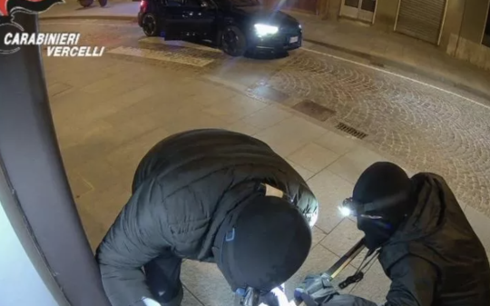 Bancomat fatti saltare