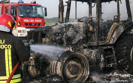 Trattore in fiamme 