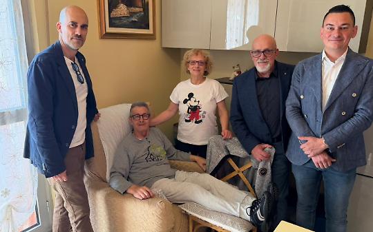 L'associazione Noi Ci Siamo ODV e il sindaco Giulivi a casa della famiglia Baldinu