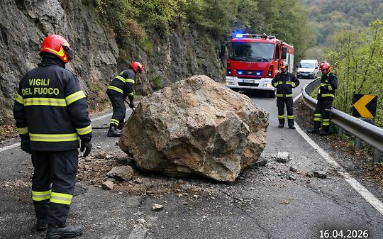 Masso sulla statale 338