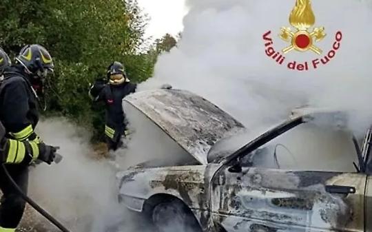 Auto in fiamme sulla 460