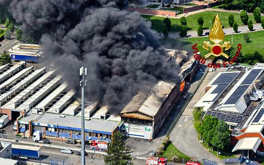 Beinasco, maxi incendio in un capannone: fumo visibile a chilometri, evacuate le abitazioni vicine