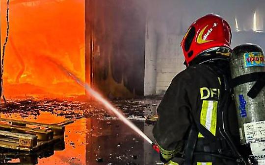 Maxi incendio nel Torinese, domani scuola chiusa