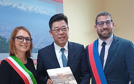 La sindaca Elena Piastra, il sindaco di Wenzhou e il presidente del consiglio Luca Rivoira