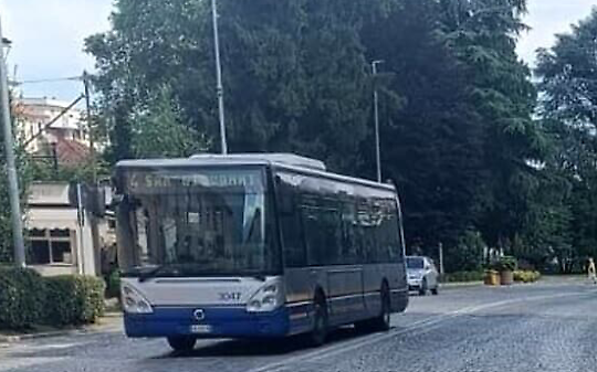 Ivrea, caos in corso Nigra: blocca due autobus e resiste alla polizia