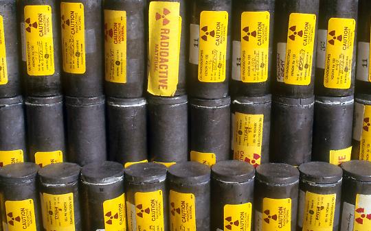Nucleare, il passato non passa: scorie ferme, costi fuori controllo e nessuna soluzione