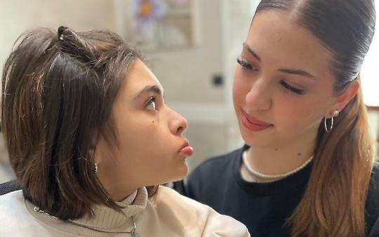 Noemi e la sorella Stefania: "Two Life One Girl". Un libro che racconta la vita accanto ad una sorella affetta dalla sindrome di Rett