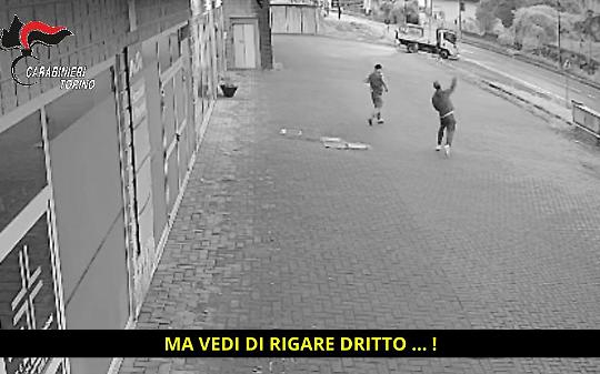 Spaccata violenta in pieno giorno a Bollengo: pestano padre e figlio, arrestati due giovani