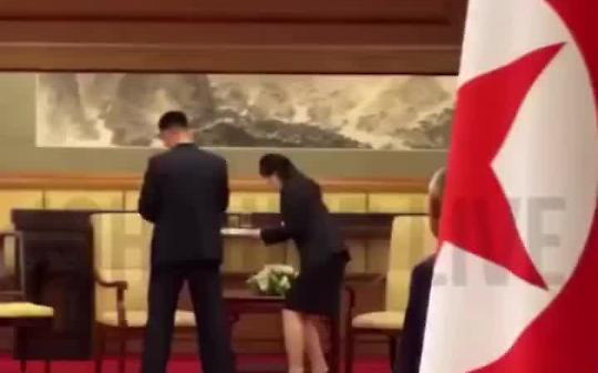 Trilaterale di Pechino: lo staff cancella tutte le tracce di Kim Jong-un (VIDEO)