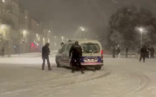 Forti nevicate in Francia, parte la battaglia di palle di neve con i poliziotti (VIDEO)