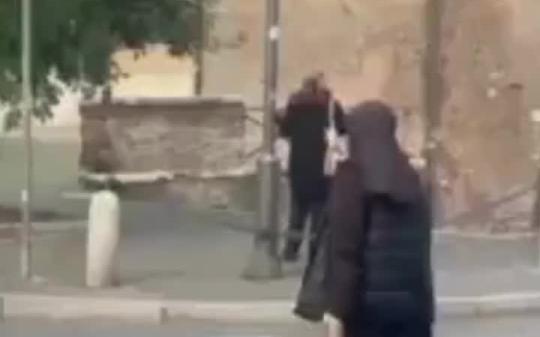 Suora dirige il traffico al Celio: l’incrocio si libera in pochi minuti. Il video fa impazzire il web