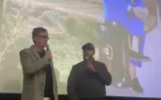 Checco Zalone a sorpresa in un cinema a Bari: il saluto ai fan dopo il lancio di "Buen Camino" (VIDEO)