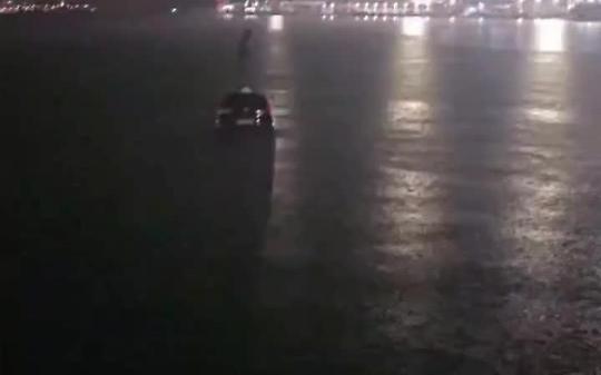 Auto precipita in mare al porto di Bari, autista salvo per miracolo (VIDEO)