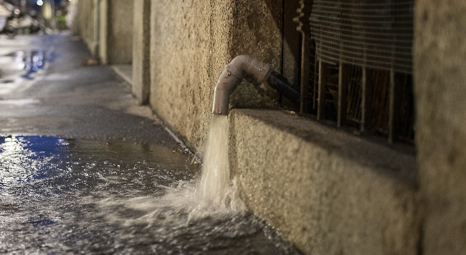Crollano i controsoffitti all’asilo: Settimo sotto l’acqua dopo il nubifragio