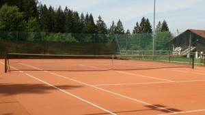 Un campo da tennis in terra rossa