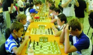 Giovani scacchisti concentrati