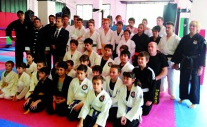 I partecipanti sul tatami della palestra Orvasha