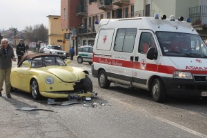La Pgo Speedster ferma in mezzo alla carreggiata dopo lo schianto