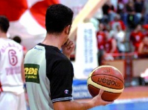 Un arbitro di basket