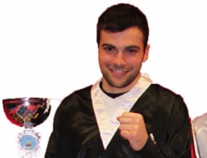 Simone Barbiere mostra orgoglioso il trofeo vinto