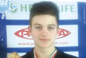 William Vasile mostra la medaglia d'oro