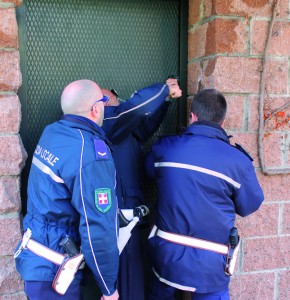 Gli agenti della municipale tentano di forzare la porta