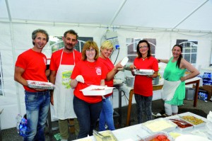 Alcuni volontari al lavoro