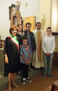 San Martino San Grato a Silva 2014 con priori Simonetta Canta e Mauro Marta con Mattia e Federico, Sindaco Silvana Rizzato, Don Davide Rossetto e statua di San Grato
